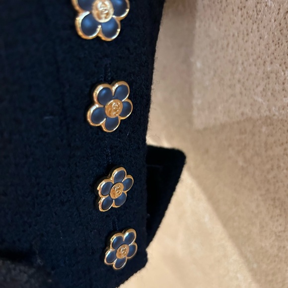 Vintage Chanel Jacket w Gorgeous Buttons - Picture 5 of 10